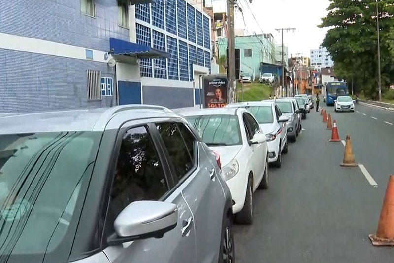Colégio Uni distribui material didático em sistema 'drive thru'