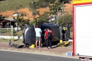 Mulher perde controle da dire��o e capota ve�culo no bairro Po�o Grande