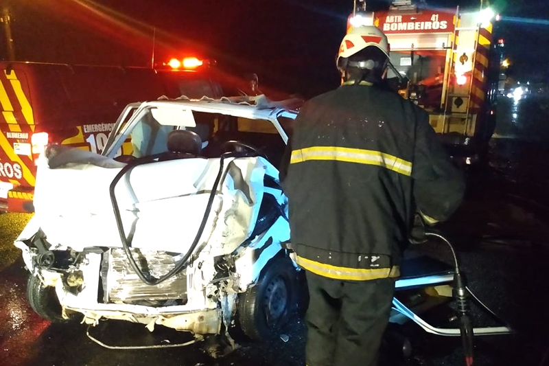 Acidente entre carro e caminh�o mata jovem em Blumenau