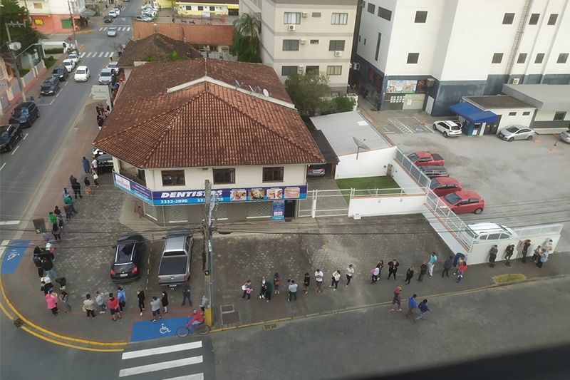 Caixa Econ�mica de Gaspar registra grande fila na manh� de segunda