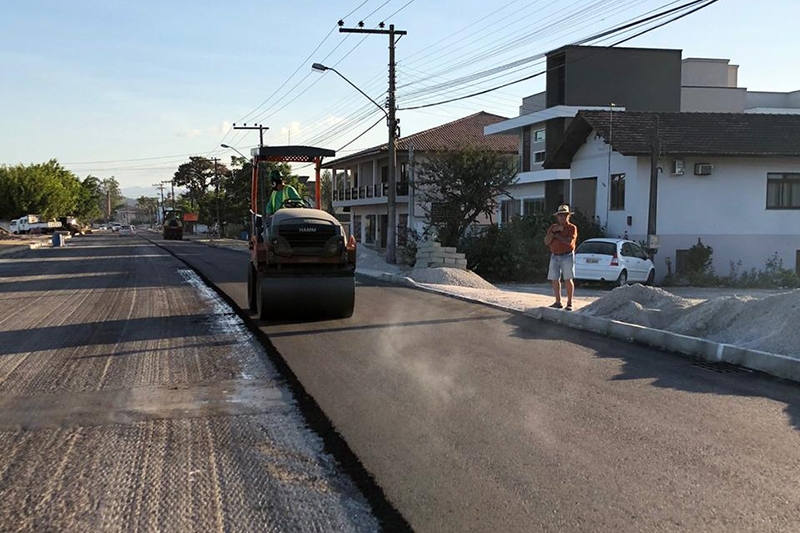 Tr�nsito na rua Itaja� � fechado at� quinta para obra de revitaliza��o