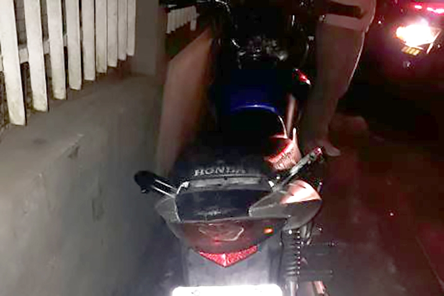 Colis�o entre carro e moto deixa piloto ferido no bairro Figueira