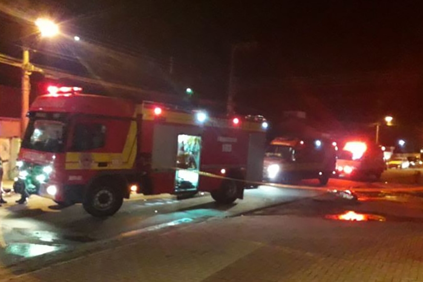 Homem morre ap�s grave acidente entre carro e moto no bairro Gasparinho
