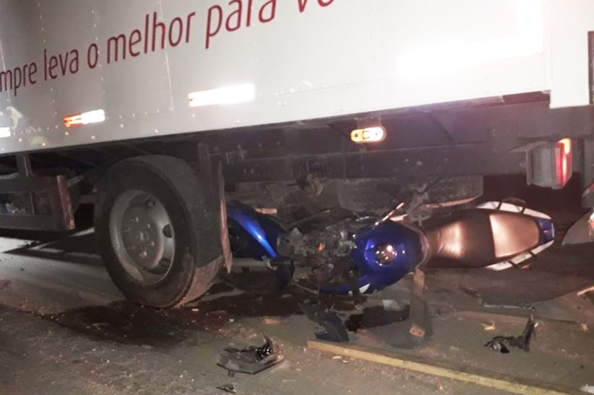 Acidente entre moto e caminh�o deixa jovem ferido na BR-470, em Gaspar