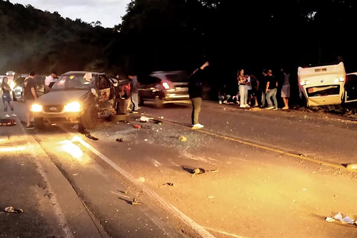 Acidente entre carros e utilit�rio m�dico deixa feridos na BR-470, entre Gaspar e Blumenau