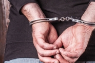 Homem � preso por agredir esposa e amea�ar filho de morte em Blumenau