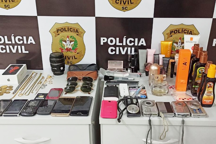 Diarista � presa por roubar quatro resid�ncias onde trabalhou em Gaspar