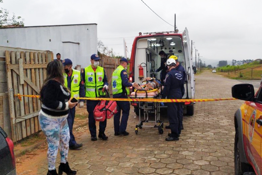 Homem fica ferido ap�s cair de altura de seis metros no bairro Coloninha, em Gaspar 