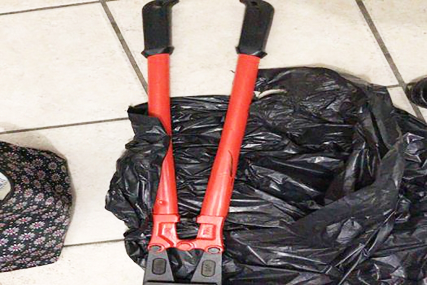 Trio � preso ap�s tentar roubar loja no bairro Figueira, em Gaspar