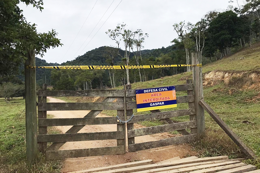 Morro do Parapente � interditado por registros de aglomera��es