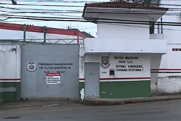 Detentos fazem agente prisional ref�m em tentativa de fuga em Florian�polis