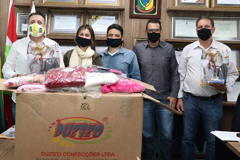 Empresa de Gaspar doa 200 agasalhos para campanha da C�mara de Gaspar