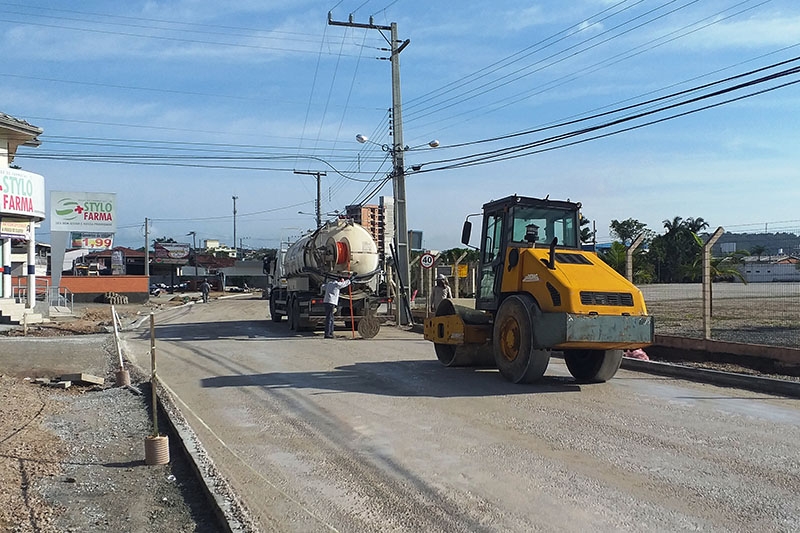 Obra na rua Bar�o do Rio Branco avan�a com pavimenta��o de novo trecho