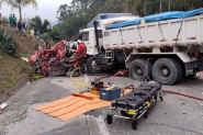 Batida entre três carros e três caminhões deixa adultos e criança feridos em Ibirama