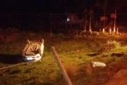 Motorista perde controle e capota ve�culo na rua Pedro Schmitt Junior, em Gaspar