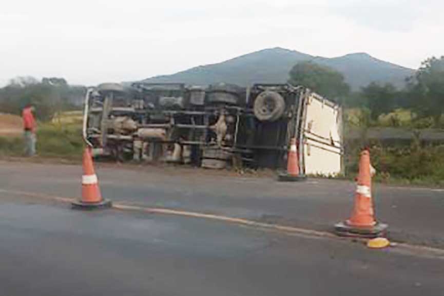 Motorista capota caminhão na BR-470, entre Gaspar e Ilhota