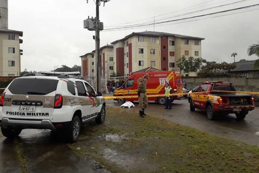 Homem � assassinado com tiro na cabe�a no bairro Coloninha, em Gaspar