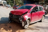 Mulher fica ferida em colis�o entre carros na Rodovia Jorge Lacerda, em Ilhota