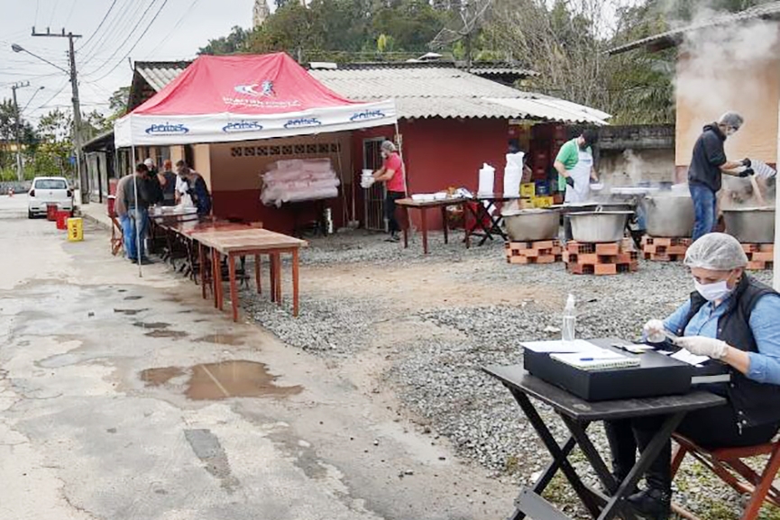 Agapa lucra R$10 mil em feijoada no sistema drive thru