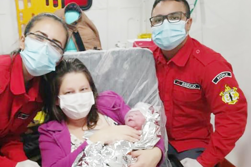 Bombeiros s�o chamados para auxiliar parto de moradora de Ilhota