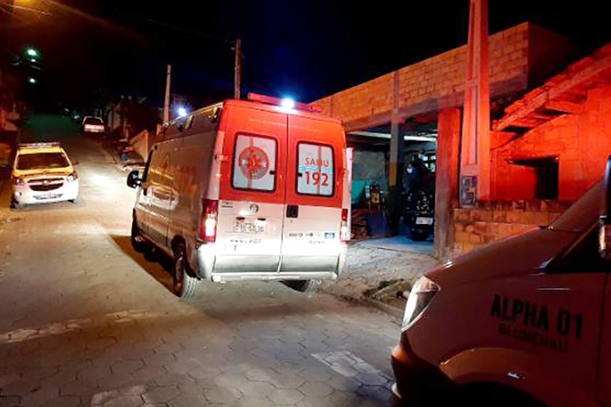 Jovem morre ap�s ser atingido por quatro tiros em Gaspar