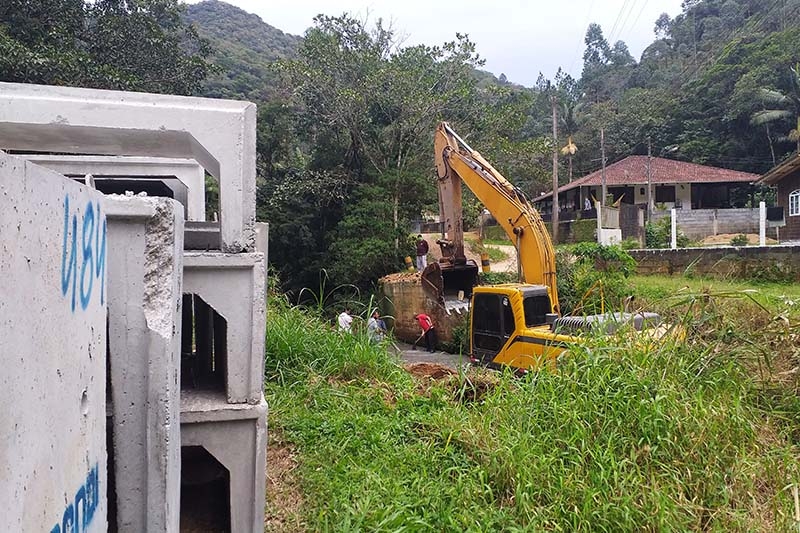 Come�a a constru��o da galeria de concreto que vai substituir ponte de madeira no Gaspar Alto