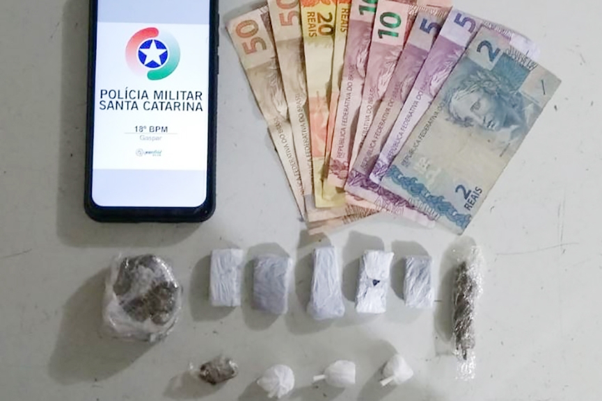 Pol�cia encontra drogas em pochete e forro de casaco de homem preso em Ilhota