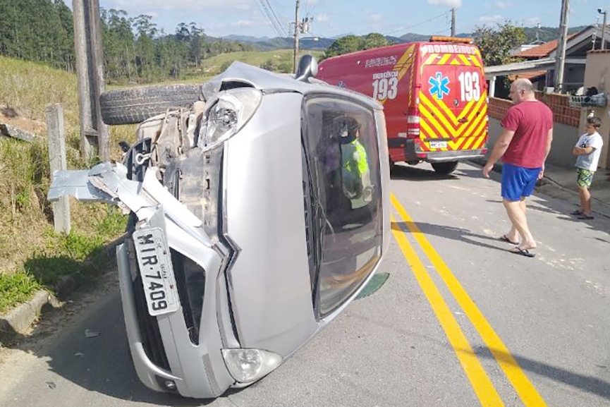 Ve�culo capota no bairro Figueira, em Gaspar