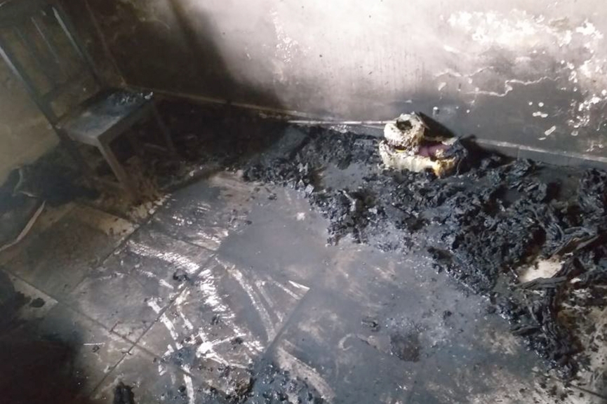 M�e e filhos t�m casa queimada no bairro Margem Esquerda, em Gaspar