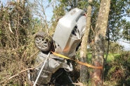 Carro colide contra �rvores e uma pessoa morre na BR-470, em Ilhota