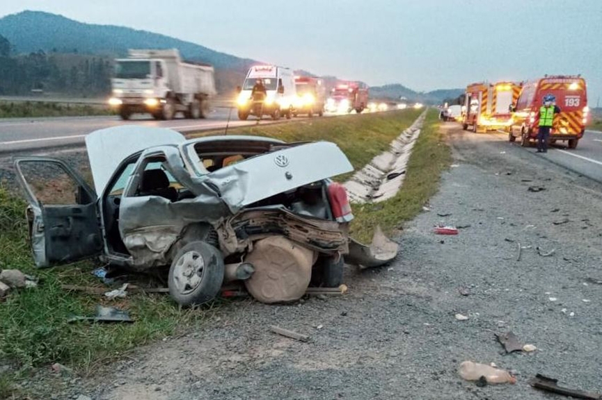 Colis�o entre dois carros deixa homem ferido na BR-470, em Gaspar