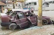 Carro fica totalmente destruído após colidir contra poste no bairro Santa Terezinha
