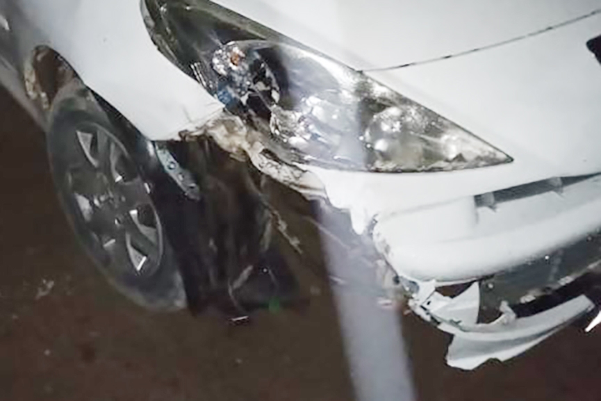 Jovem fica ferida em batida entre carro e moto no Ba� Baixo