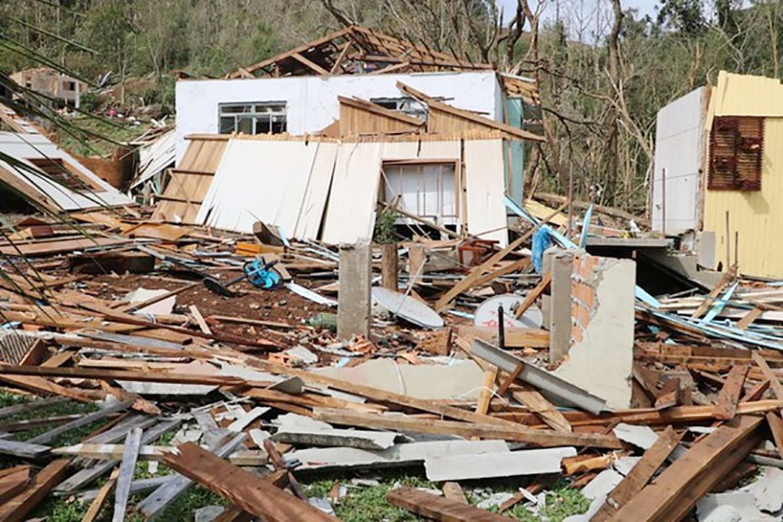 Cidades de SC decretam emergência após tornados