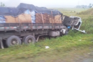 Trava de seguran�a de cabine se solta e caminh�o sai da pista em Ilhota