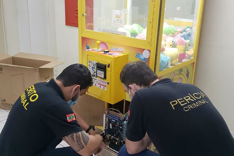 Per�cia identifica fraude em m�quina de bicho de pel�cia em Joinville