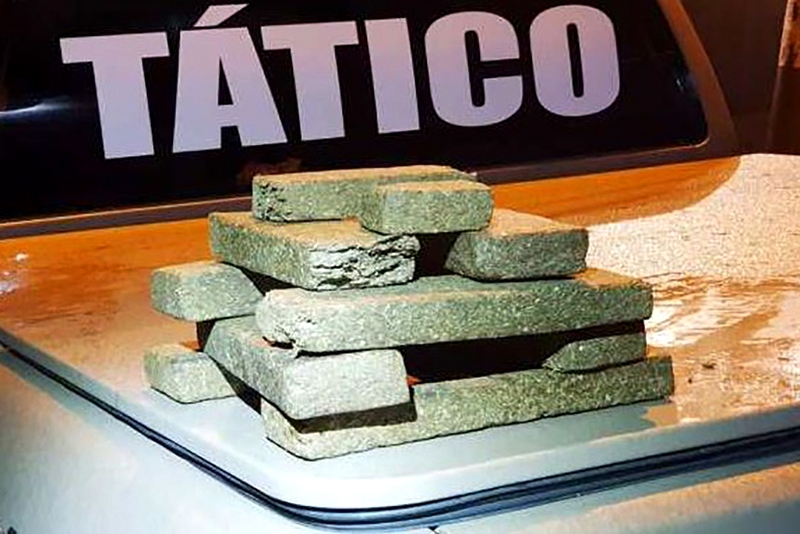 Passageiros s�o pegos com 5kg de maconha em Uber em Blumenau
