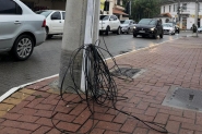 Postes com fios soltos podem gerar den�ncias ao Procon