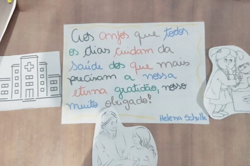 Crian�as fazem desenhos e mensagens aos profissionais do Hospital de Gaspar