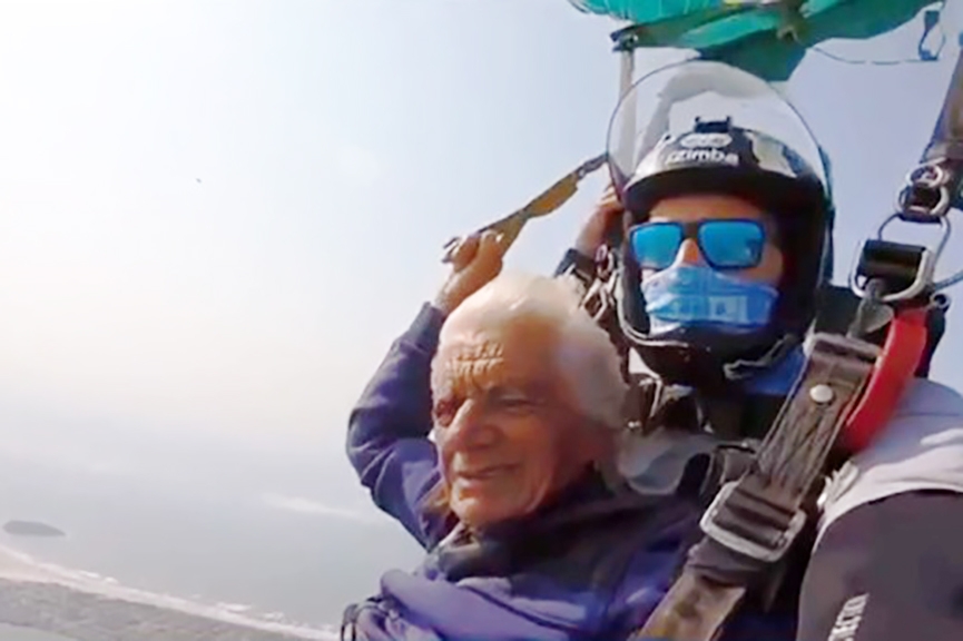 Morador de Imbituba comemora 82 anos com salto de paraquedas