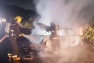 Carro pega fogo após batida com caminhão na BR-470, entre Ilhota e Navegantes