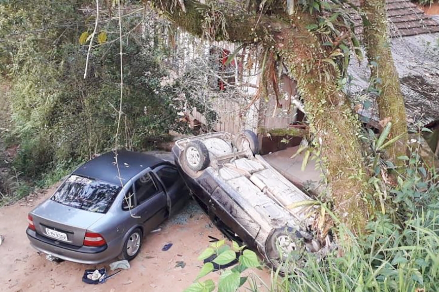 Ve�culo capota e cai em p�tio de resid�ncia no bairro Bateias, em Gaspar
