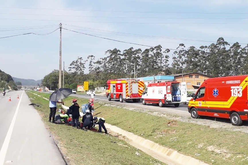 Motociclistas se envolvem em acidente e abandonam v�timas na BR-470, em Gaspar 