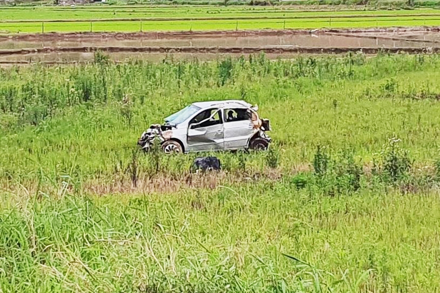 Duas pessoas s�o ejetadas de carro em grave acidente na divisa entre Gaspar e Ilhota