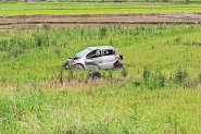 Duas pessoas s�o ejetadas de carro em grave acidente na divisa entre Gaspar e Ilhota