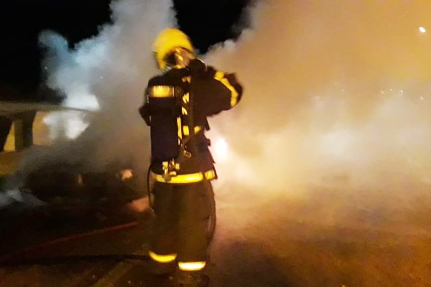Carro � completamente destru�do por inc�ndio na madrugada de quarta em Gaspar	
