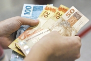 Servidores e pensionistas de SC v�o receber metade do 13� em 16 de outubro