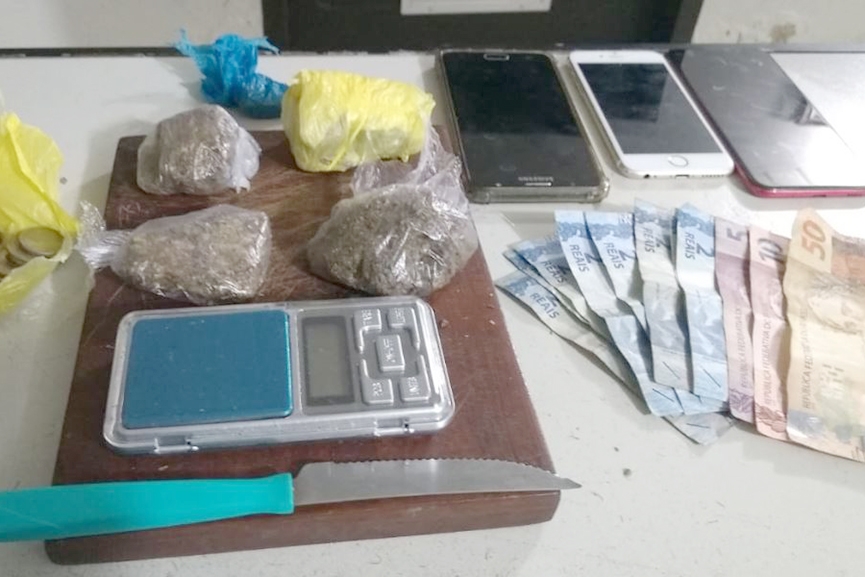 PM apreende tr�s homens vendendo drogas em carro no bairro Gaspar Mirim