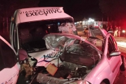 Acidente entre carro e van de turismo mata tr�s pessoas na BR-470, em Blumenau