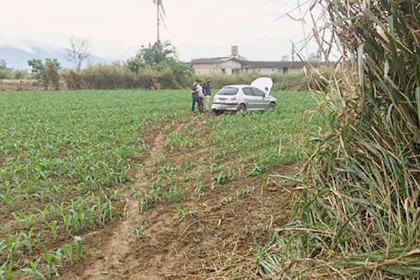 Ve�culo com cinco pessoas se envolve em acidente com sa�da de pista em Ilhota